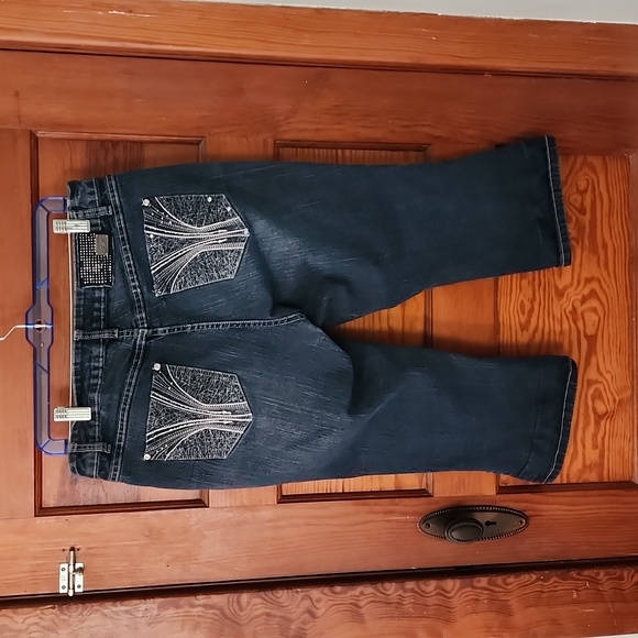 Women's One 5 One Jean Capris. Size 12. - Picture 2 of 3